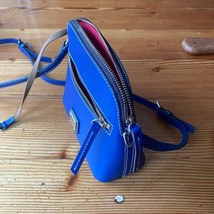 Adjustable Shoulder strap. Strap drop length: 23".

H 7.5" x W 3.5".

Leather